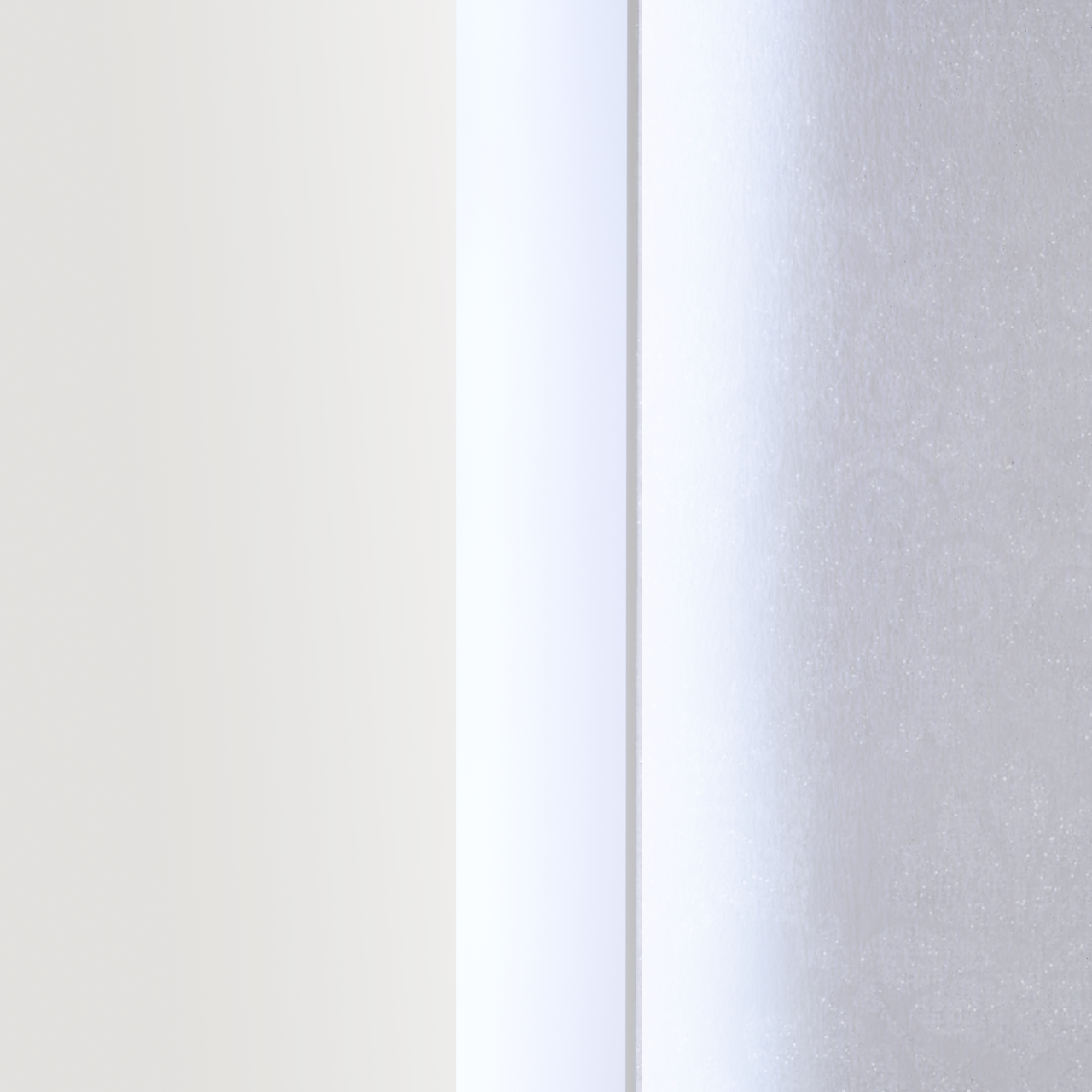 Nahaufnahme eines Spiegelelements mit seitlicher Perspektive, das eine glatte, reflektierende Oberfläche zeigt.