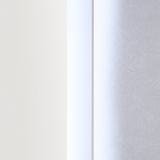 Nahaufnahme eines Spiegelelements mit seitlicher Perspektive, das eine glatte, reflektierende Oberfläche zeigt.