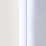 Nahaufnahme eines Spiegelelements mit seitlicher Perspektive, das eine glatte, reflektierende Oberfläche zeigt.