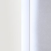 Nahaufnahme eines Spiegelelements mit seitlicher Perspektive, das eine glatte, reflektierende Oberfläche zeigt.