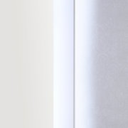 Nahaufnahme eines Spiegelelements mit seitlicher Perspektive, das eine glatte, reflektierende Oberfläche zeigt.