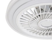 Nahaufnahme eines weißen Deckenventilators von unten, der die Lüfterblätter und das Gehäuse zeigt.