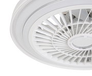 Nahaufnahme eines weißen Deckenventilators von unten, der die Lüfterblätter und das Gehäuse zeigt.