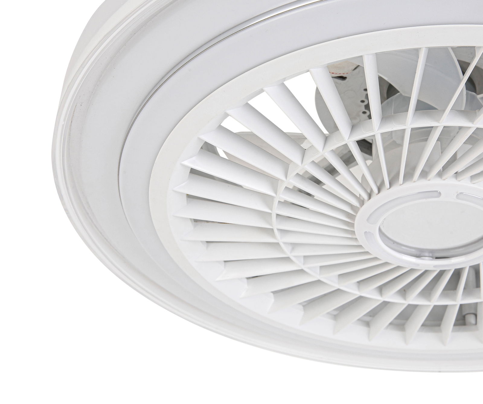 Nahaufnahme eines weißen Deckenventilators von unten, der die Lüfterblätter und das Gehäuse zeigt.