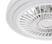 Close-up van een witte plafondventilator, van onderaf gefotografeerd, waarop de ventilatorbladen en de behuizing te zien zijn.