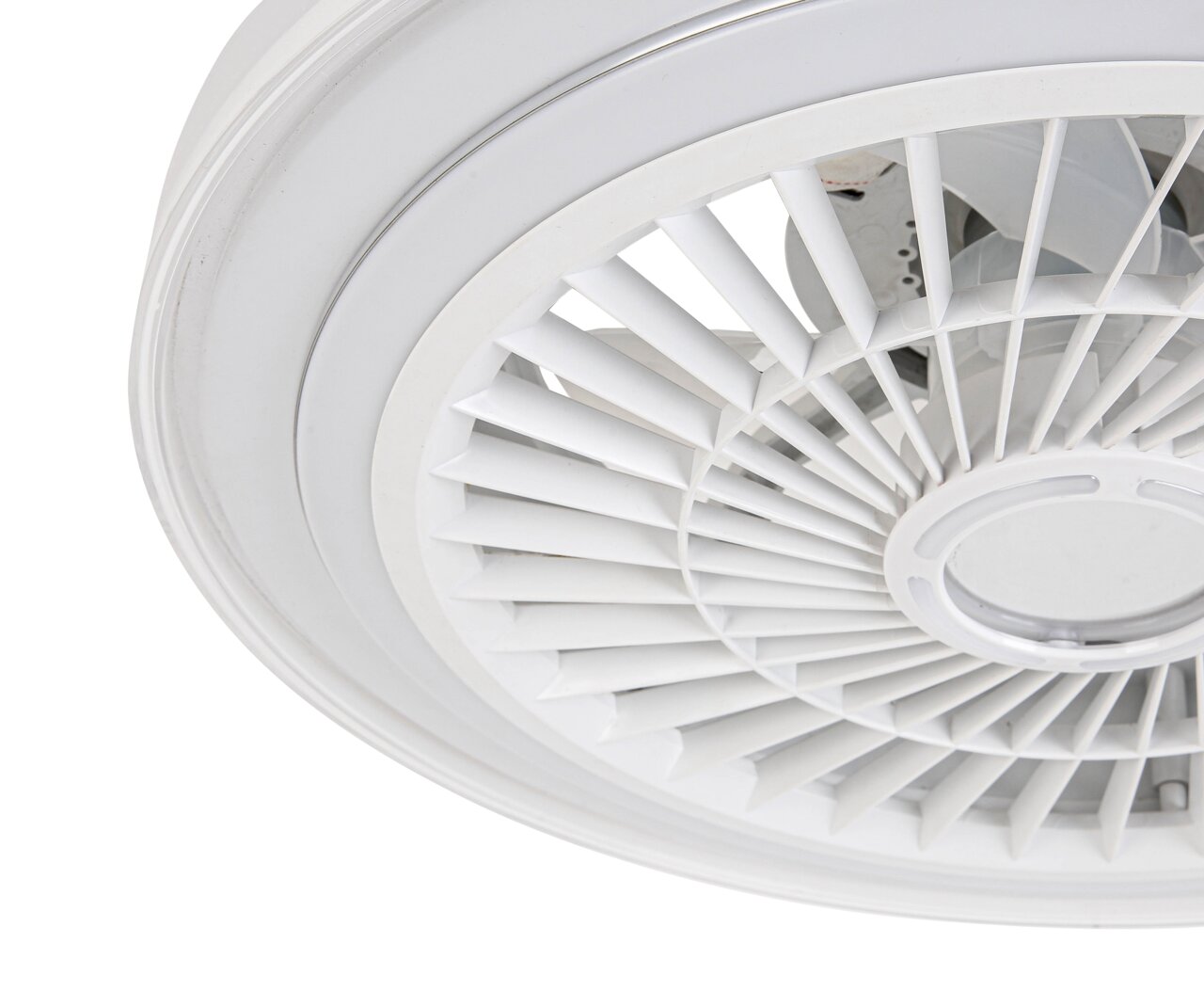Close-up van een witte plafondventilator, van onderaf gefotografeerd, waarop de ventilatorbladen en de behuizing te zien zijn.