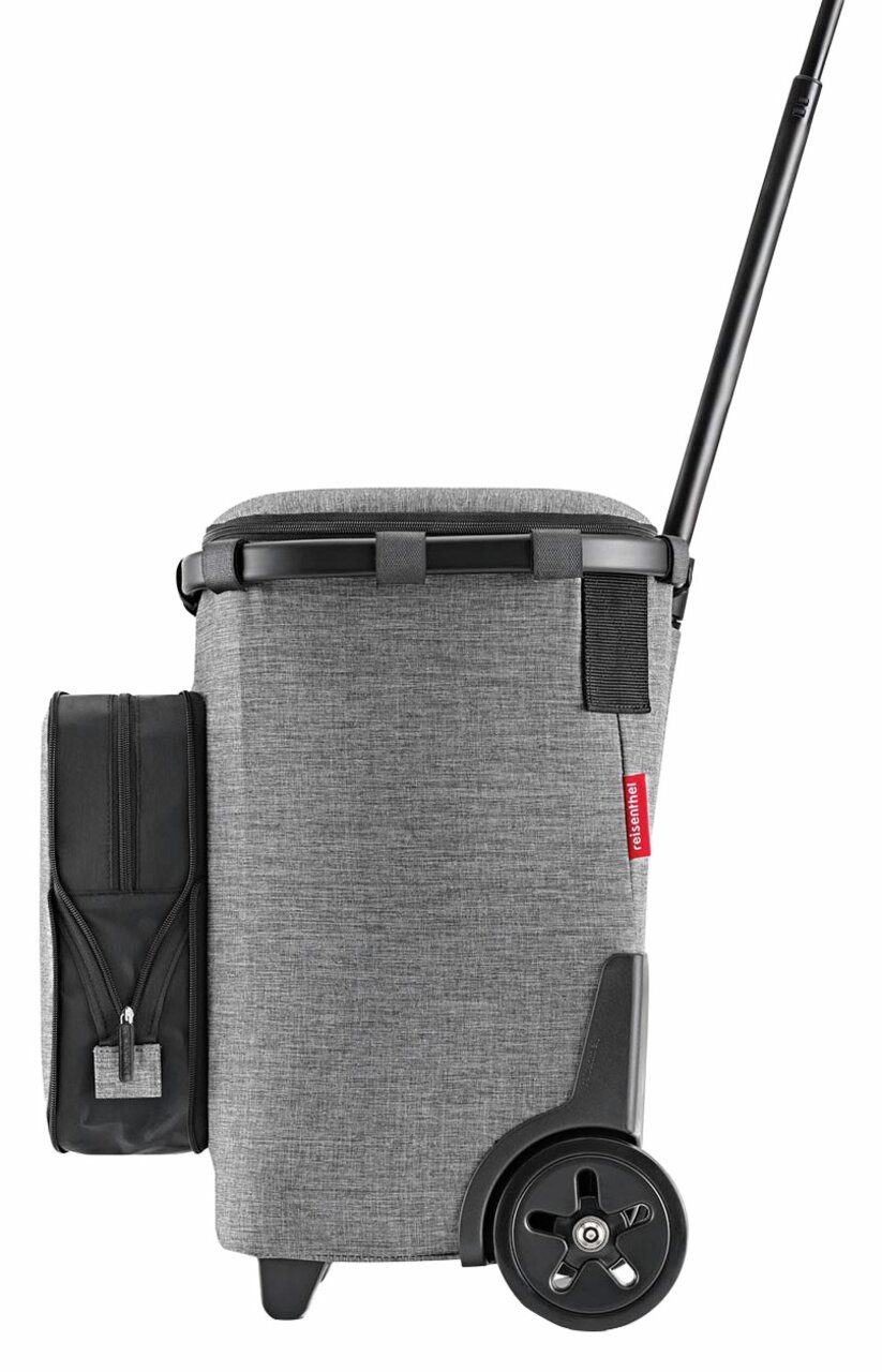 Seitenansicht eines grauen Carrycruiser Plus mit schwarzem Gestell und Rädern, sowie einer zusätzlichen Tasche an der Seite.