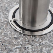 Nahaufnahme eines Granitsockels mit Edelstahlhalterung, von oben betrachtet.