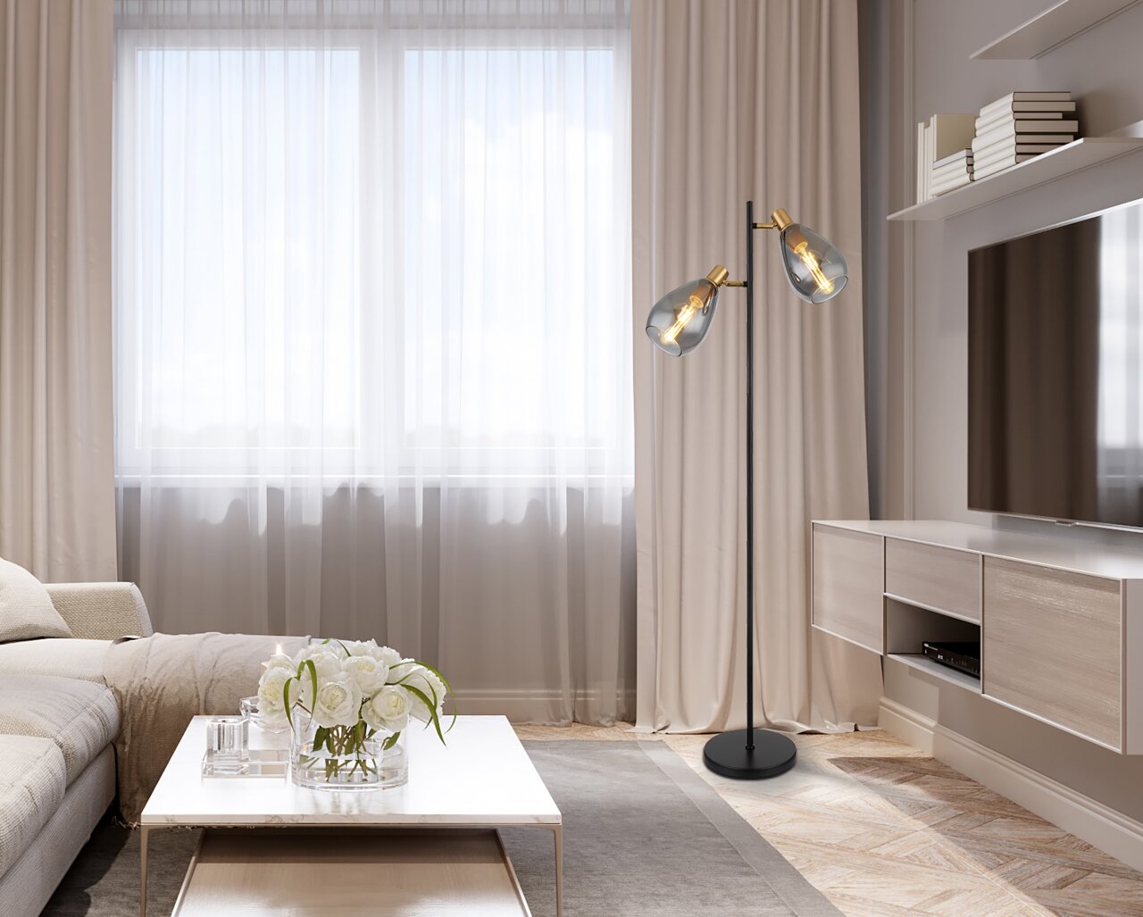 Moderne Stehleuchte mit zwei Glaskuppeln in einem stilvollen Wohnzimmer, seitliche Perspektive.