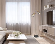 Moderne Stehleuchte mit zwei Glaskuppeln in einem stilvollen Wohnzimmer, seitliche Perspektive.