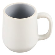 Weiße Keramik-Kaffeetasse mit grauer Innenseite und Henkel, schräg von oben fotografiert