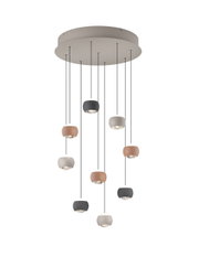 Moderne hanglamp met meerdere gekleurde lampenkappen, gezien van onderaf.