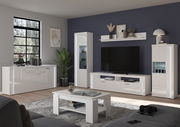 Modernes Wohnzimmer mit weißem Sideboard, TV-Schrank und Vitrinen, seitliche Perspektive