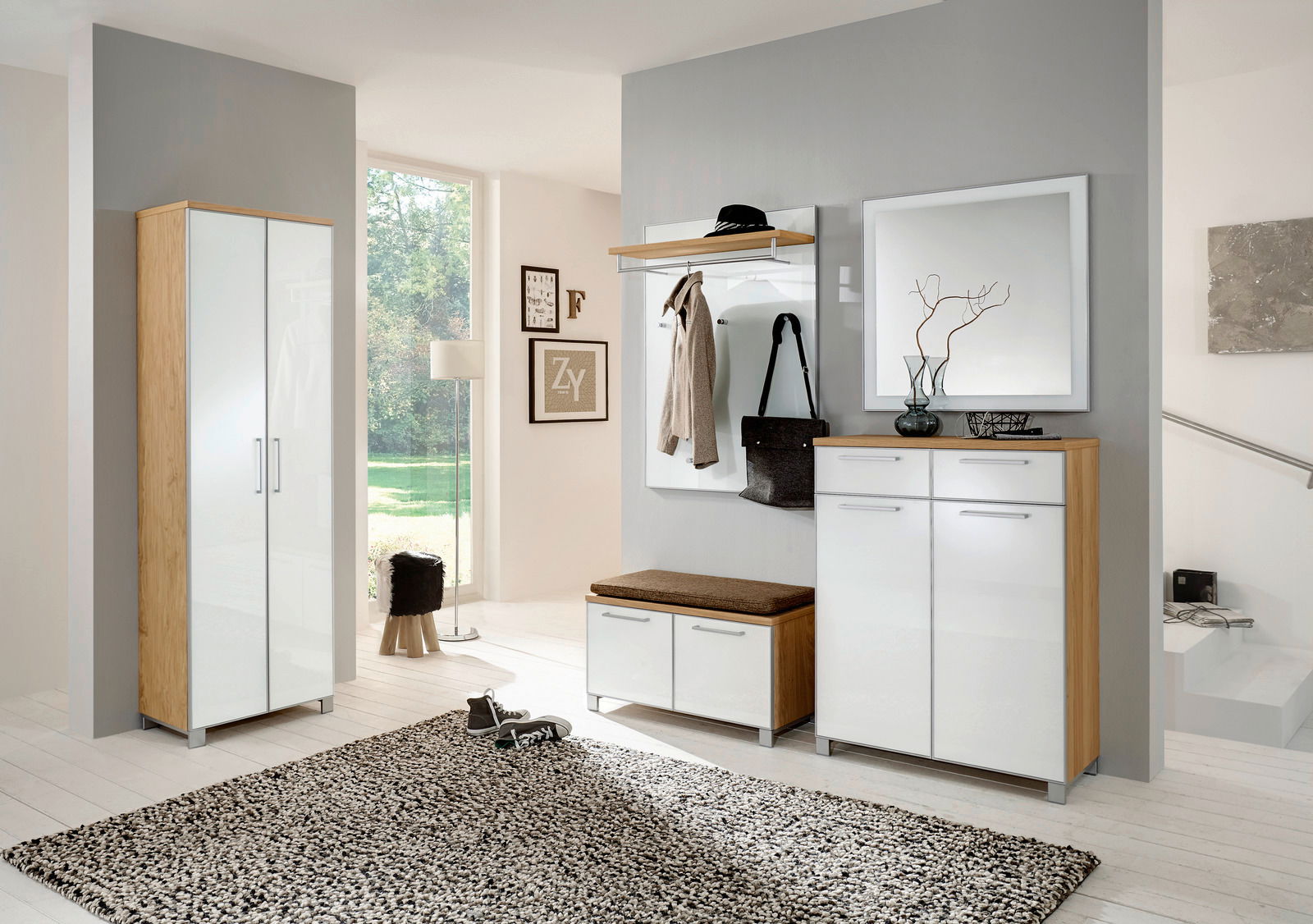 Moderner Flur mit Spiegel, Garderobe und Schrank in Holz- und Weißtönen, seitliche Perspektive.