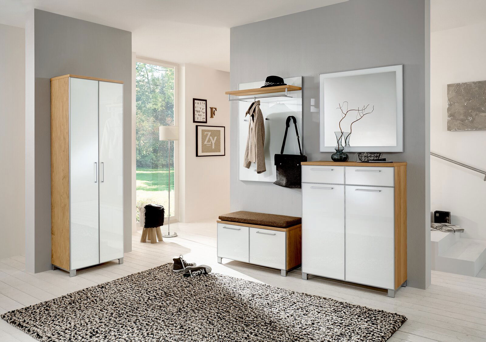 Moderner Flur mit Spiegel, Garderobe und Schrank in Holz- und Weißtönen, seitliche Perspektive.