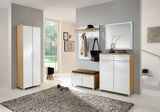 Moderner Flur mit Spiegel, Garderobe und Schrank in Holz- und Weißtönen, seitliche Perspektive.