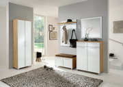 Moderner Flur mit Spiegel, Garderobe und Schrank in Holz- und Weißtönen, seitliche Perspektive.