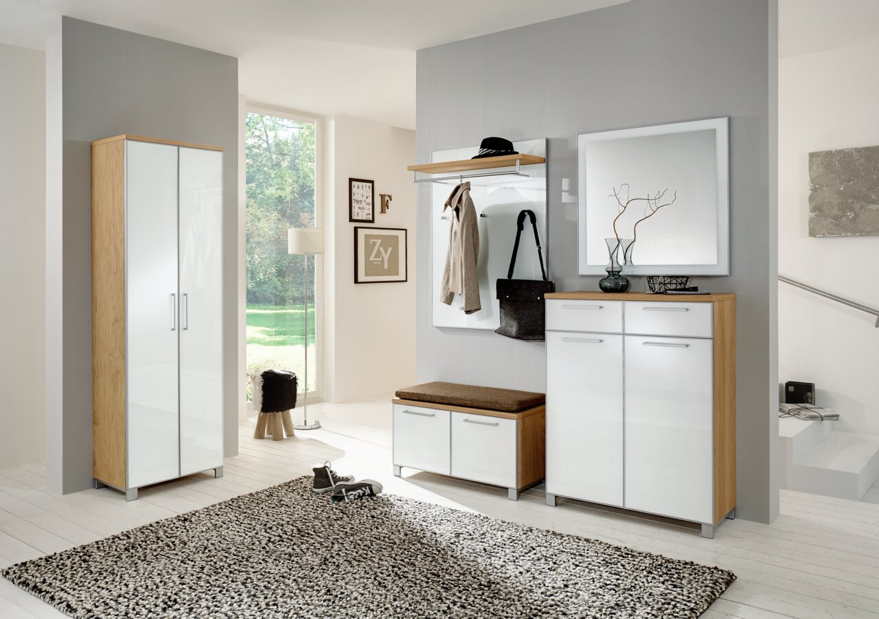 Moderner Flur mit Spiegel, Garderobe und Schrank in Holz- und Weißtönen, seitliche Perspektive.