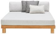 Daybed mit hellem Stoffbezug und dekorativen Kissen, frontal aufgenommen.