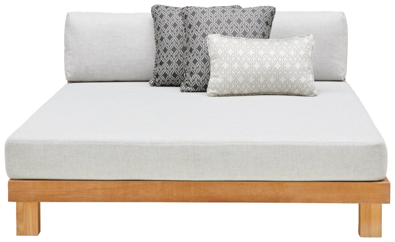 Amatio Daybed STOCKHOLM Daybed mit hellem Stoffbezug und dekorativen Kissen, frontal aufgenommen.