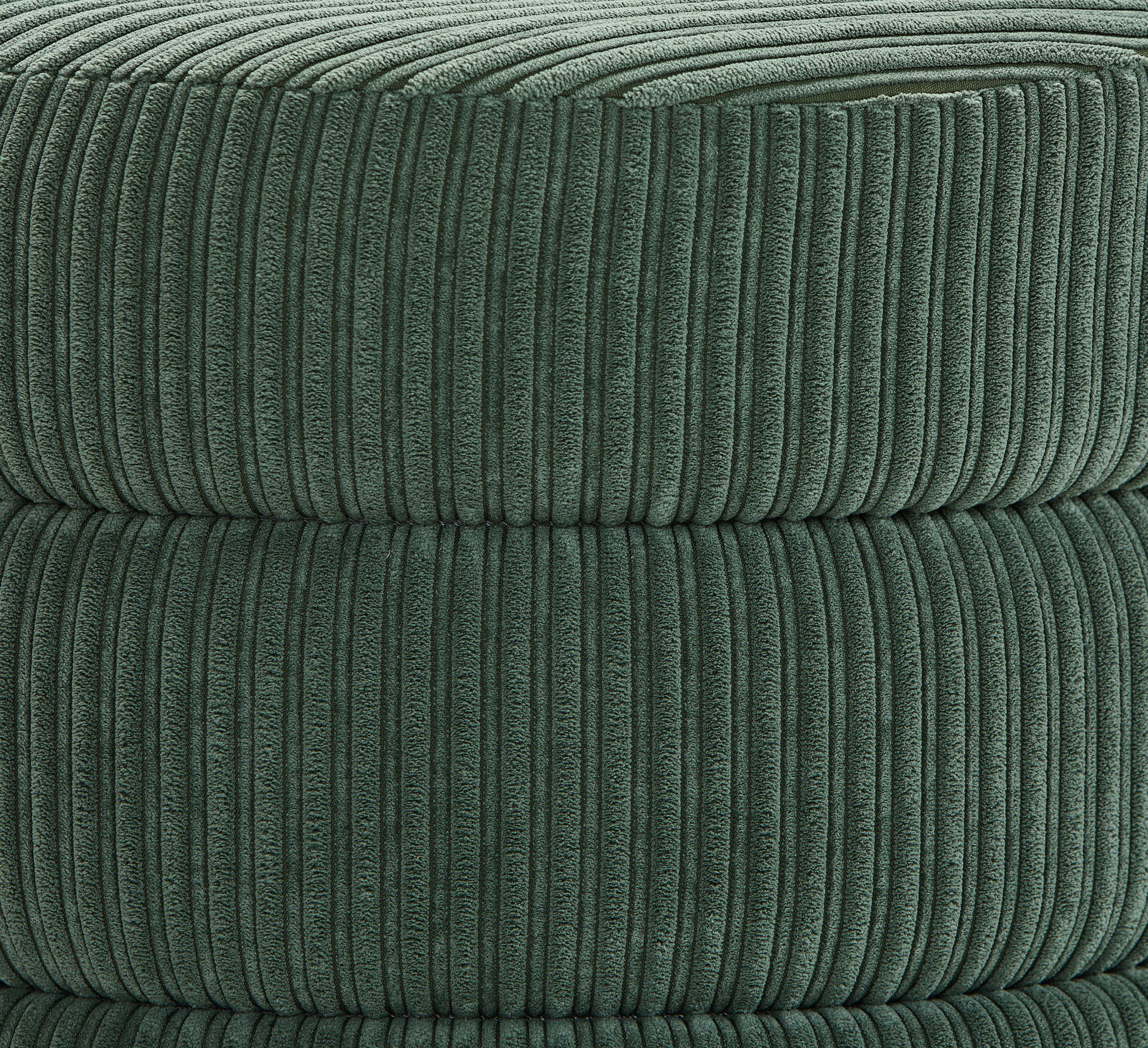 Nahaufnahme eines grünen, gerippten Hockers aus Stoff, seitliche Perspektive