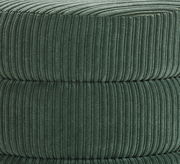 Nahaufnahme eines grünen, gerippten Hockers aus Stoff, seitliche Perspektive
