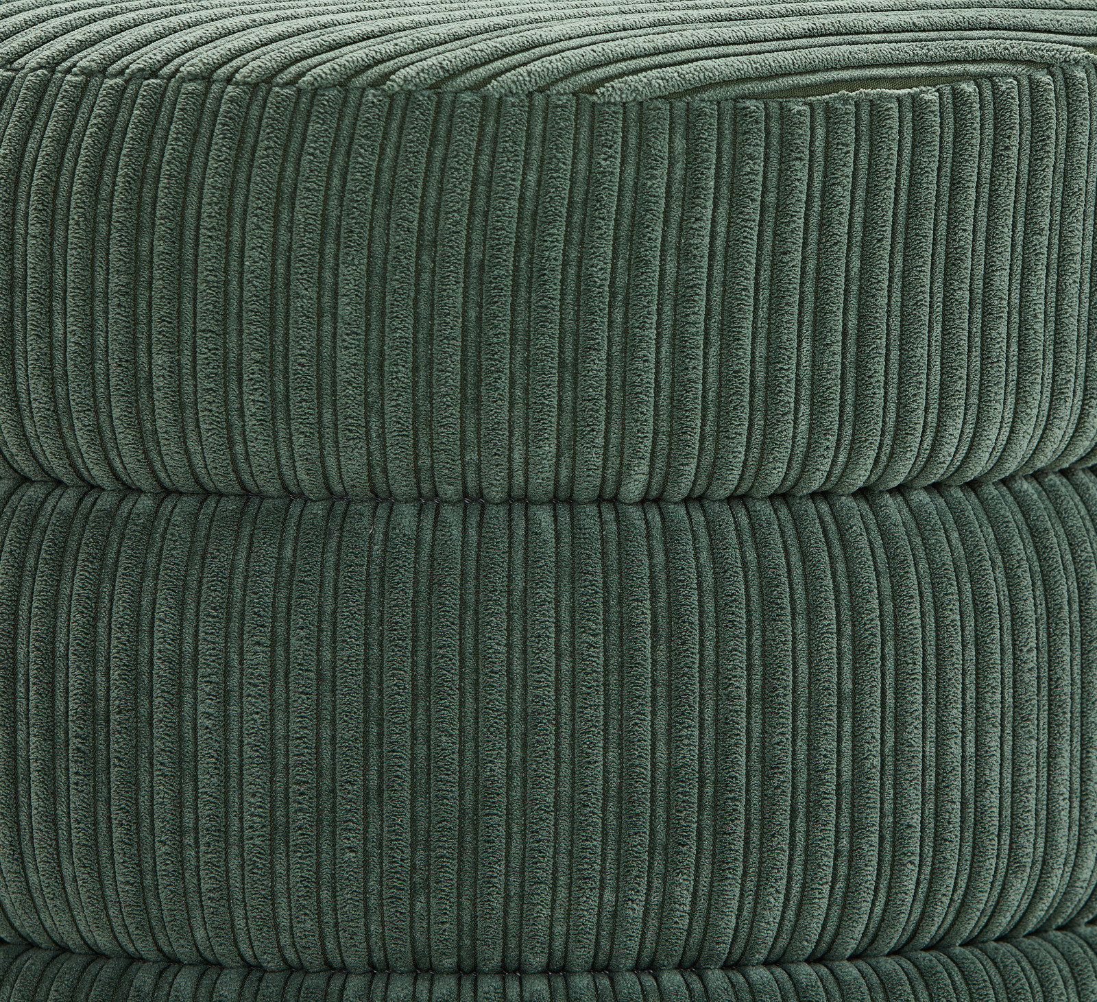Nahaufnahme eines grünen, gerippten Hockers aus Stoff, seitliche Perspektive