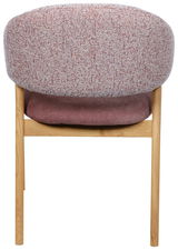 Rückansicht eines Armlehnstuhls mit gepolsterter Rückenlehne in Rot- und Beigetönen und Holzbeinen.