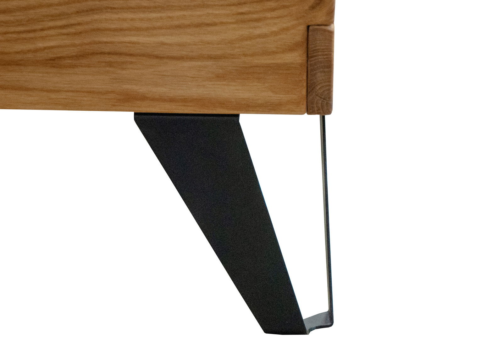 Nahaufnahme eines Bettbeins aus Holz und Metall in seitlicher Perspektive