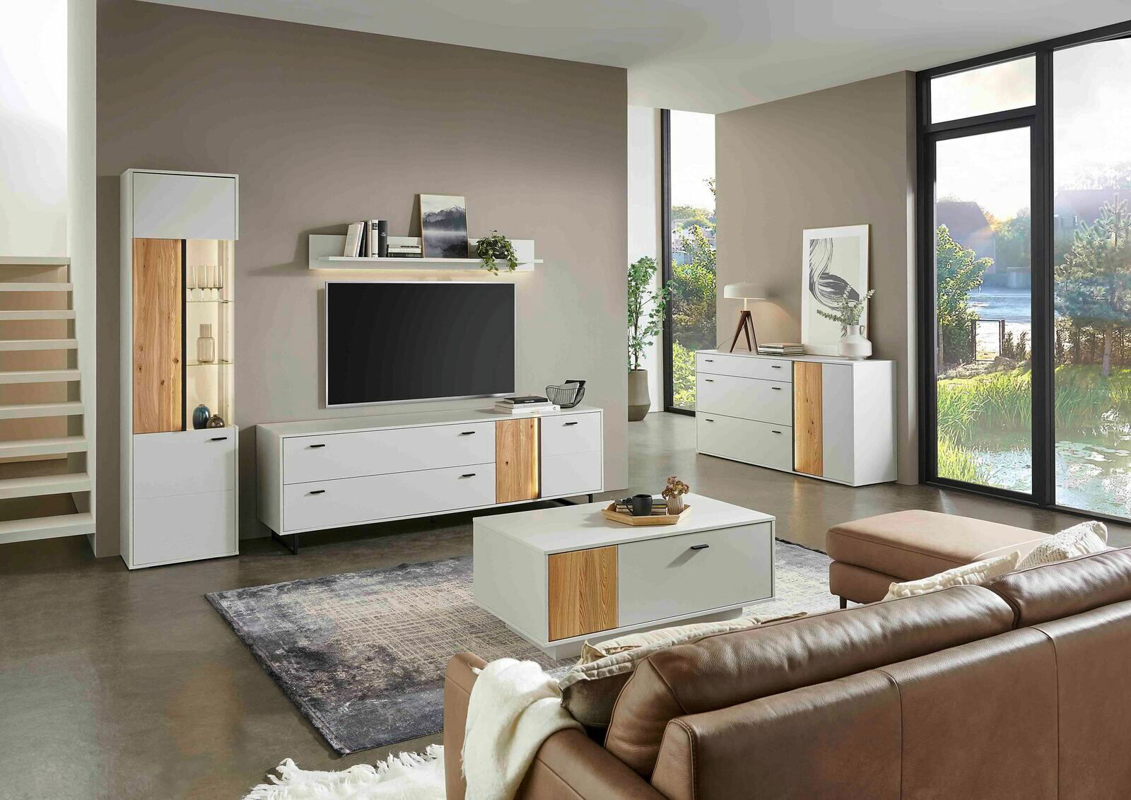 Moderner Couchtisch in einem stilvollen Wohnzimmer, Perspektive von vorne.