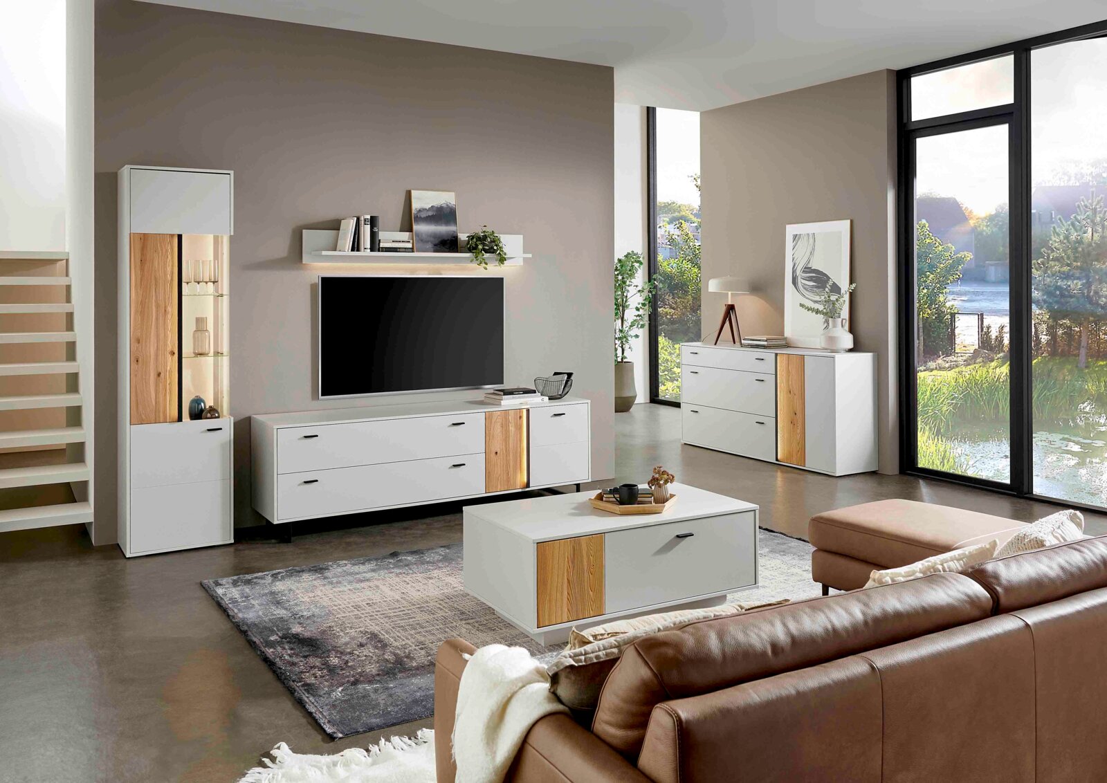 Moderne salontafel in een stijlvolle woonkamer, gezien van voren.