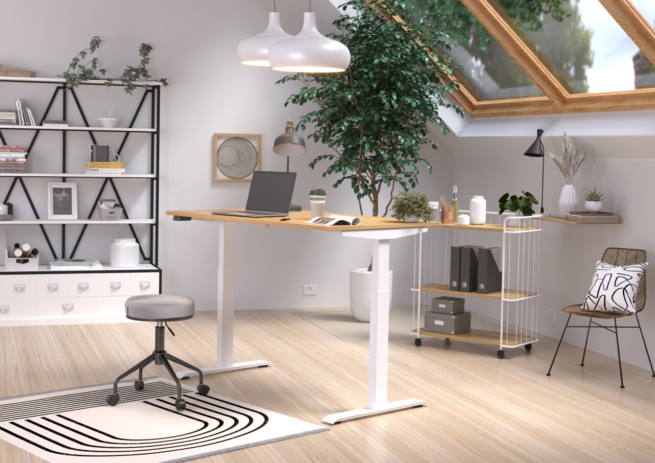 Moderner höhenverstellbarer E-Schreibtisch in einem stilvollen, hellen Raum mit Dachfenster, Pflanzen und minimalistischer Dekoration. Perspektive von vorne.