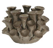 Teelichthalter in organischer Form mit mehreren röhrenartigen Strukturen, aus einer metallisch glänzenden Oberfläche, Perspektive von vorne.