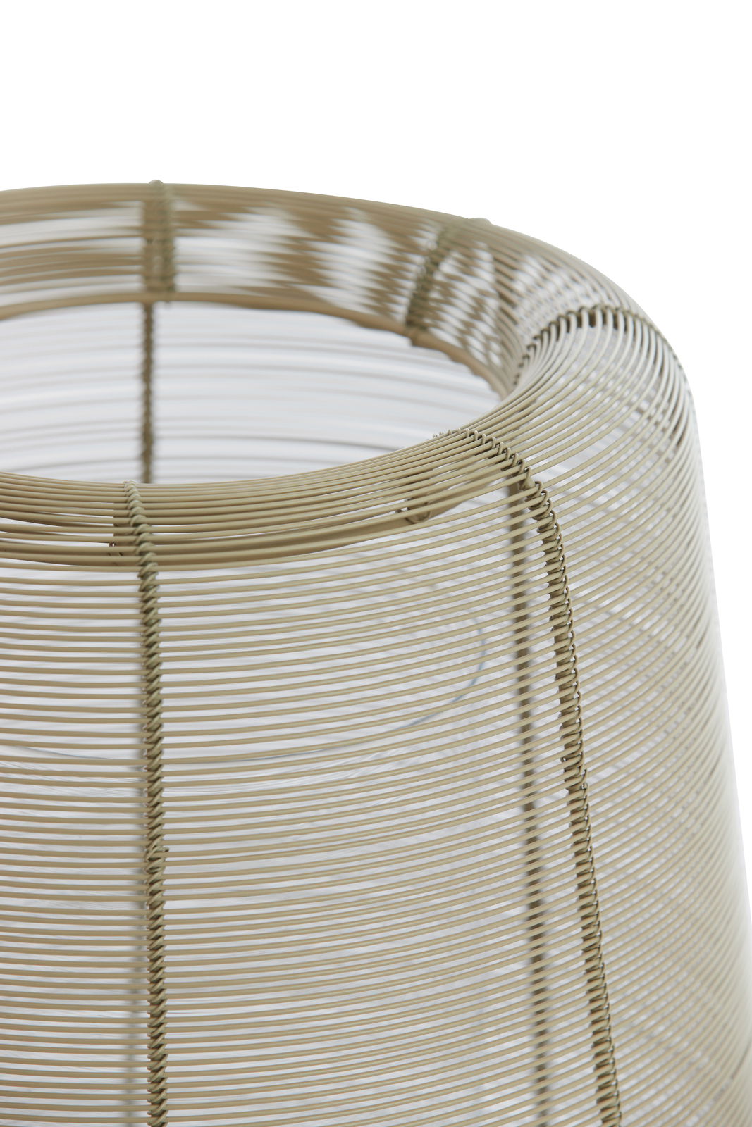 Nahaufnahme eines Windlichts aus geflochtenem Drahtgeflecht, von oben betrachtet.