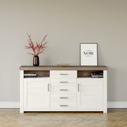 Weißes Sideboard mit brauner Oberseite, fünf Schubladen und zwei Türen, dekoriert mit einer Vase mit roten Zweigen und einem gerahmten Zitat, Frontalansicht.