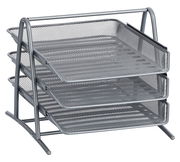 Dreistöckige silberne Dokumentenablage aus Metallgitter, seitliche Perspektive