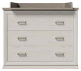 Wickelaufsatz mit Unterstellregal, frontal abgebildet, in hellem Holzdesign mit drei Schubladen und modernen Griffen.