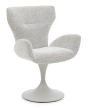 Moderner Armlehnstuhl mit grauem Stoffbezug und elegantem, weißem Tulpenfuß, seitliche Perspektive