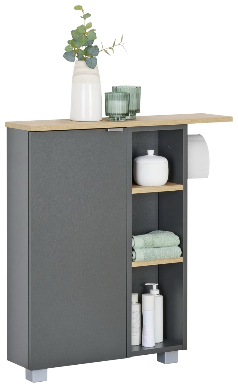 Moderner Unterschrank mit grauer Front und Holzplatte, seitlich offene Regale mit Handtüchern und Pflegeprodukten, dekoriert mit Vase und Gläsern, seitliche Perspektive.
