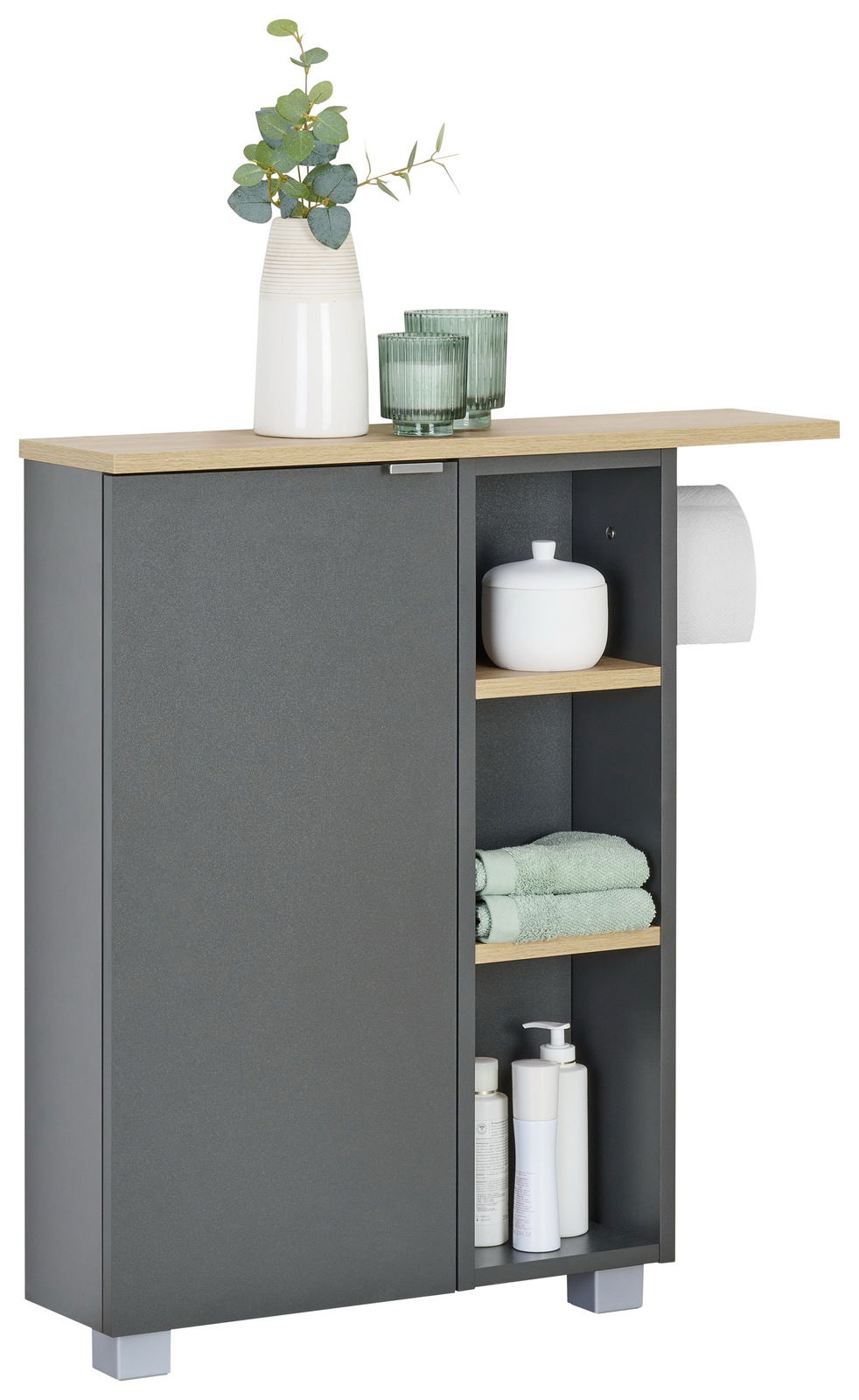 Moderner Unterschrank mit grauer Front und Holzplatte, seitlich offene Regale mit Handtüchern und Pflegeprodukten, dekoriert mit Vase und Gläsern, seitliche Perspektive.