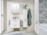 Moderne Waschtischlösung in einem Badezimmer, frontal fotografiert. Enthält einen weißen Waschtisch mit zwei Schubladen, einen Spiegel und einen hohen Schrank. Dekoriert mit Handtüchern und Pflanzen.