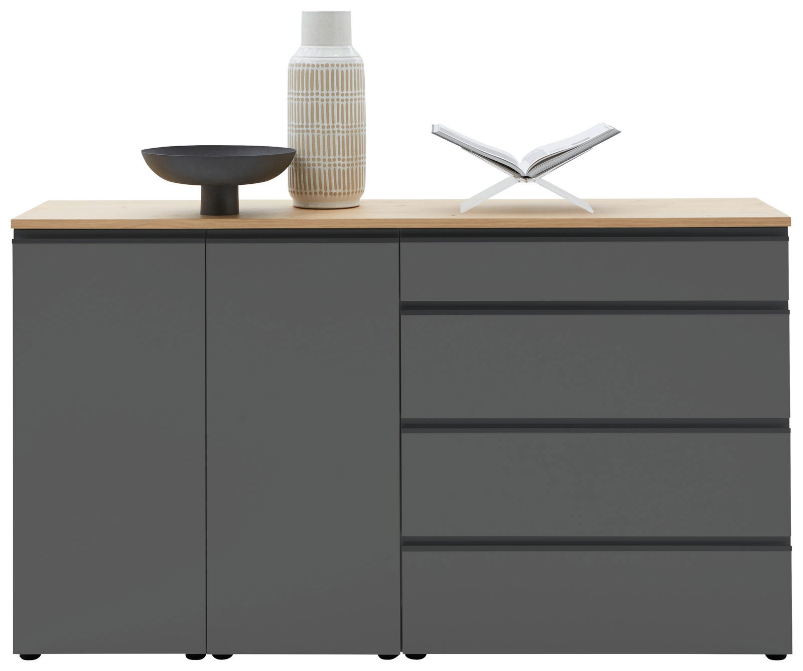 Frontansicht eines modernen Sideboards mit dunklen Türen und Schubladen, dekoriert mit einer Vase, einer Schale und einem offenen Buch.