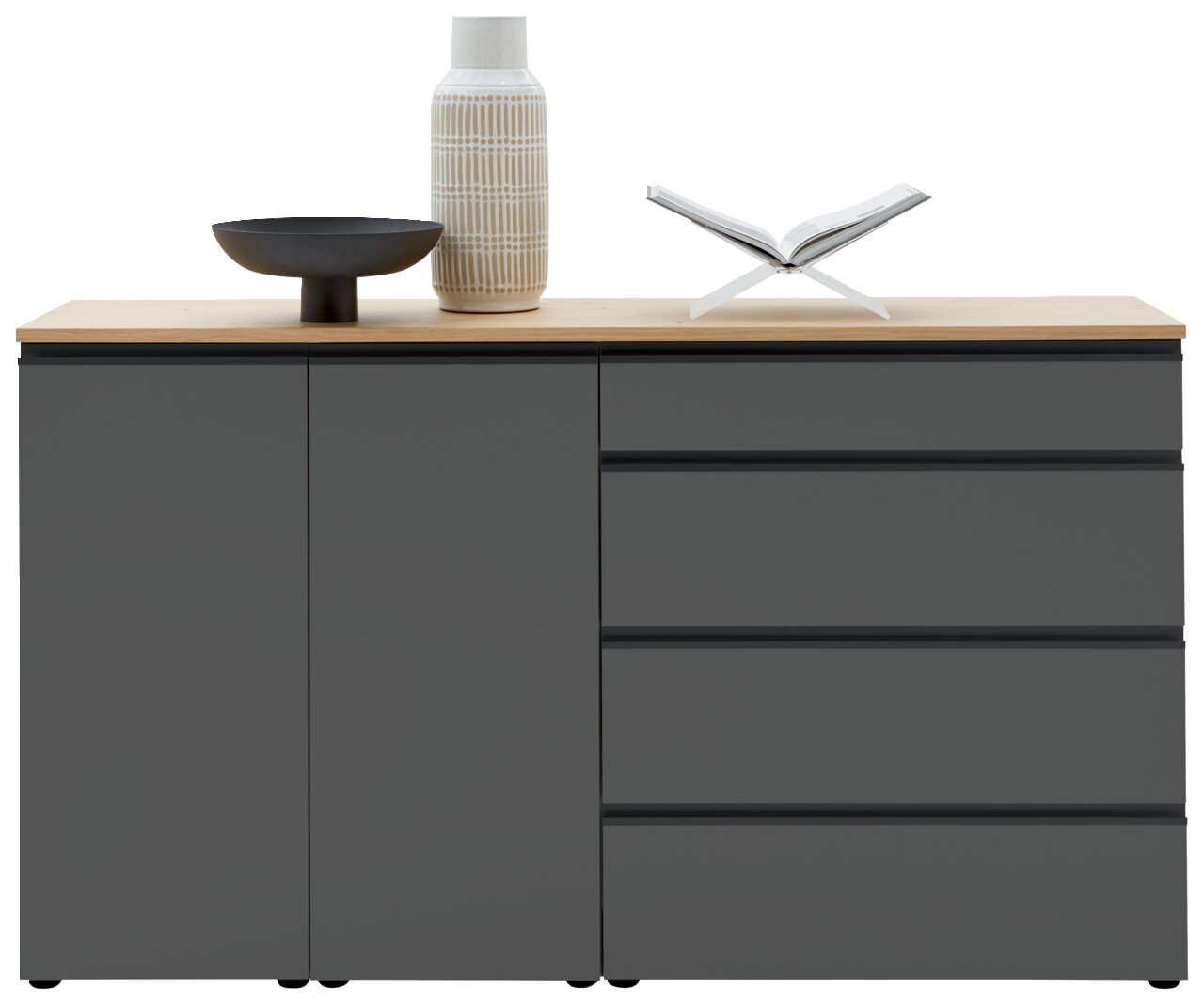 Frontansicht eines modernen Sideboards mit dunklen Türen und Schubladen, dekoriert mit einer Vase, einer Schale und einem offenen Buch.