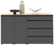 Frontansicht eines modernen Sideboards mit dunklen Türen und Schubladen, dekoriert mit einer Vase, einer Schale und einem offenen Buch.