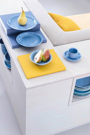 Blauer Suppenteller 22 cm, von oben fotografiert, auf einem blauen Buch mit einer Birne darauf.