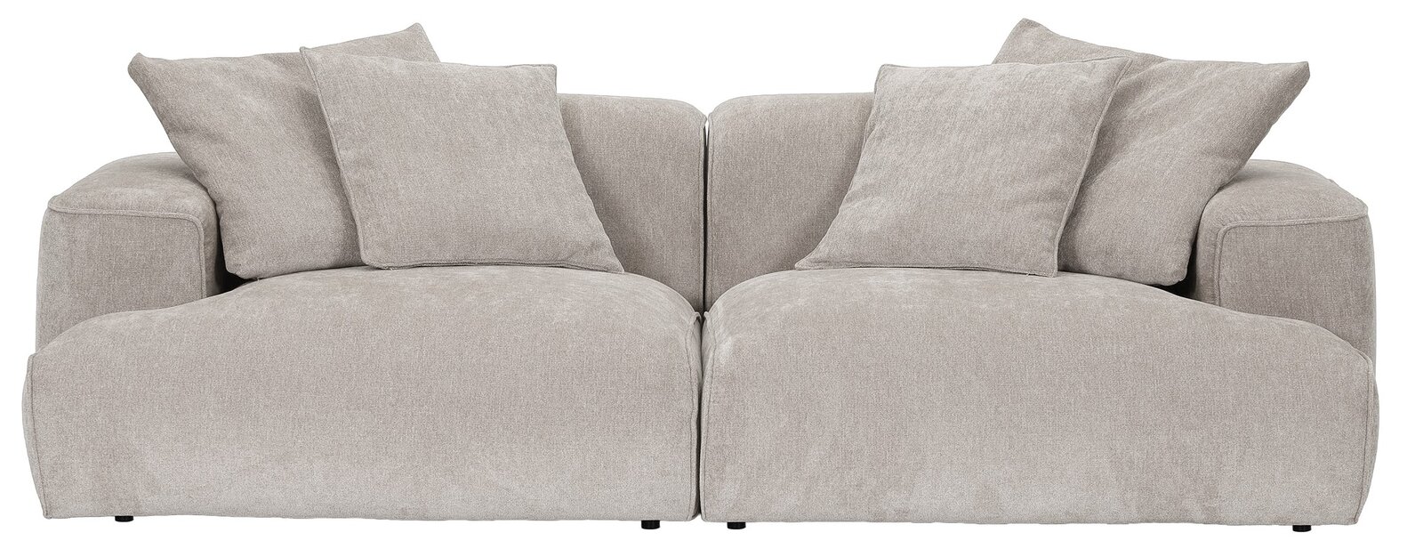 Beiges, gepolstertes 2-Sitzer-Sofa mit breiten Armlehnen und großen Rückenkissen, Frontalansicht.