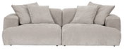 Beiges, gepolstertes 2-Sitzer-Sofa mit breiten Armlehnen und großen Rückenkissen, Frontalansicht.