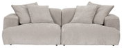Beiges, gepolstertes 2-Sitzer-Sofa mit breiten Armlehnen und großen Rückenkissen, Frontalansicht.