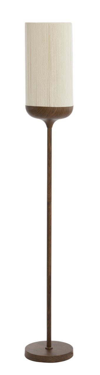 Moderne Stehlampe mit zylindrischem, cremefarbenem Stoffschirm und dunklem Holzfuß auf rundem Sockel, freigestellt auf weißem Hintergrund, Frontansicht