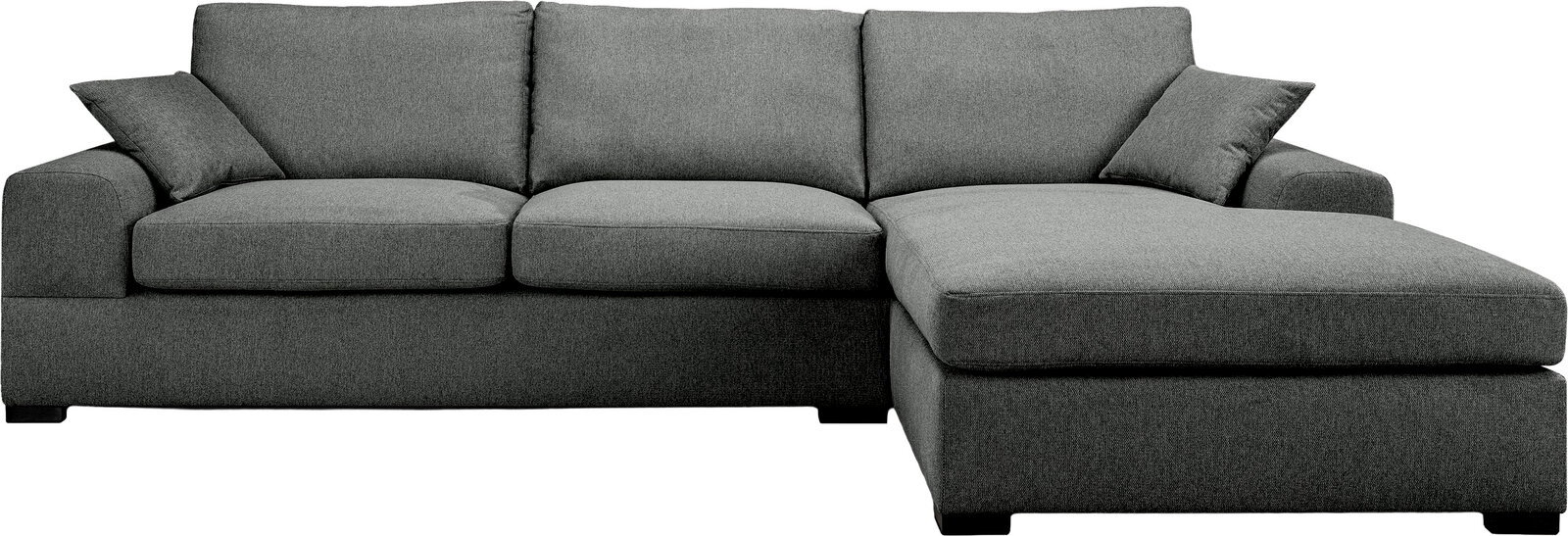 Graues Stoff-Ecksofa mit rechter Ottomane/Longchair, drei Sitzkissen und zwei Armlehnenkissen, Frontansicht leicht schräg von vorn